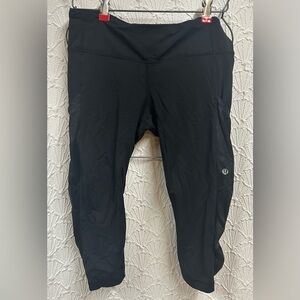 Lululemon Size 6 Black Athletic Capri Leggings